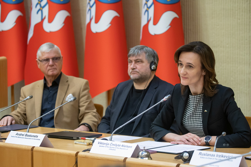 Витаутас Кветкаускас, заместитель главы Союза журналистов Литвы, Андрей Бастунец, глава Белорусской ассоциации журналистов, Виктория Чмилите-Нильсен, спикер сейма Литвы.