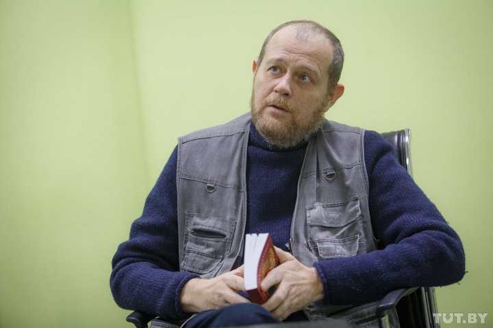 Юрий Дракохруст, обозреватель белорусской службы «Радио Свобода». Кандидат физико-математических наук. Автор книг «Акценты свободы» (2009) и «Семь тощих лет» (2014). Лауреат премии Белорусской ассоциации журналистов за 1996 год. Журналистское кредо: не плакать, не смеяться, а понимать. Фото: Вадим Замировский, TUT.BY http://baj.media/wp-content/uploads/2023/08/10_drakokhrust_zam_tutby_phsl.jpg