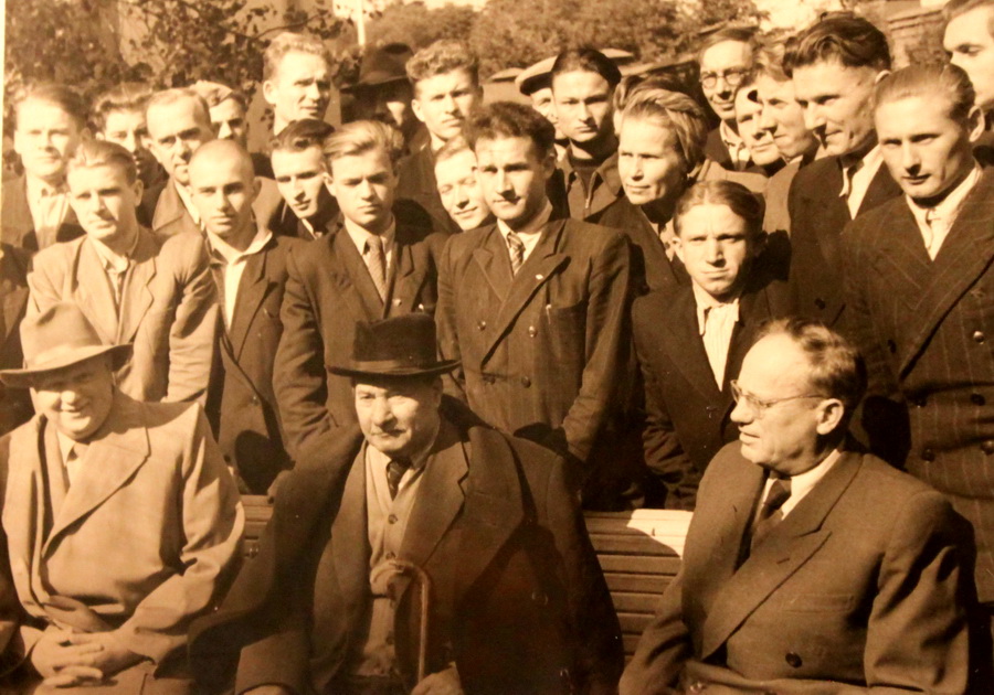 З Якубам Коласам і творчай моладдзю (восьмы справа ў верхнім шэрагу). Другі злева там жа – Рыгор Барадулін