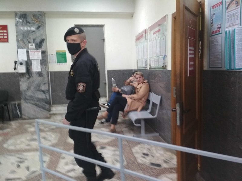 Затрыманыя Алена Дубовік і Алесь Баразенка ў Бабруйскім КУС, фота: Марына Малчанава