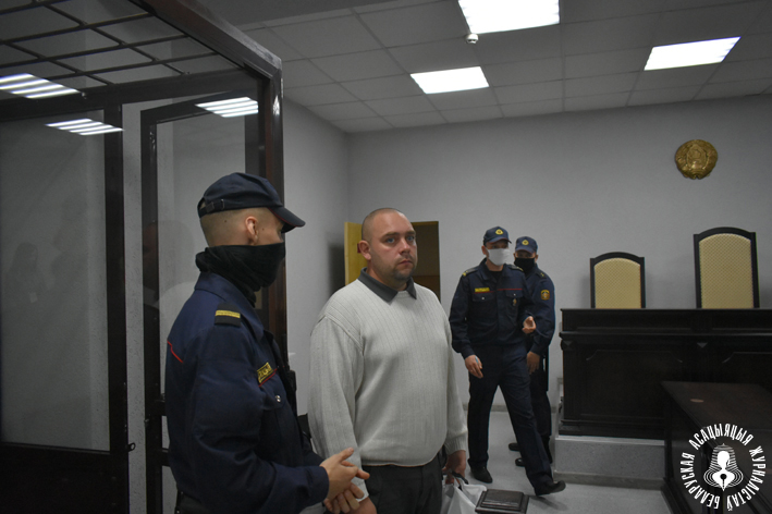 На здымку: Пасля суда Дзяніса Якштаса пад аховай вяртаюць у ізалятар часовага ўтрымання На здымку: Пасля суда Дзяніса Якштаса пад аховай вяртаюць у ізалятар часовага ўтрымання