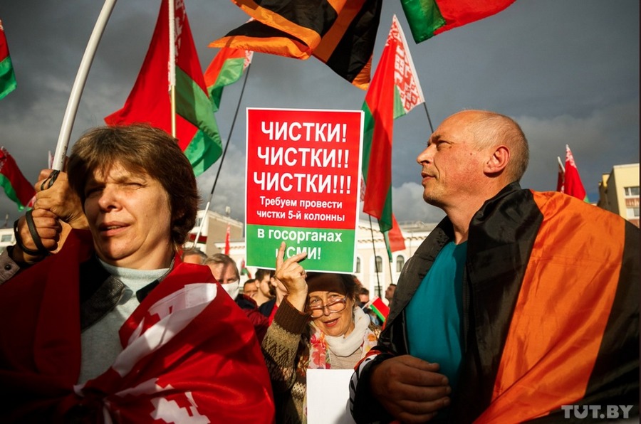 Участники митинга в поддержку Лукашенко возле универмага “Беларусь” 27 августа 2020 г. Участники митинга в поддержку Лукашенко возле универмага “Беларусь” 27 августа 2020 г.