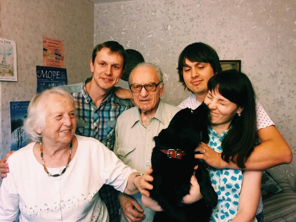 Тамара Мушынская, Дзяніс Марціновіч, Міхась Мушынскі, Ягор Марціновіч, Адар'я Гуштын і іх сабака Альма