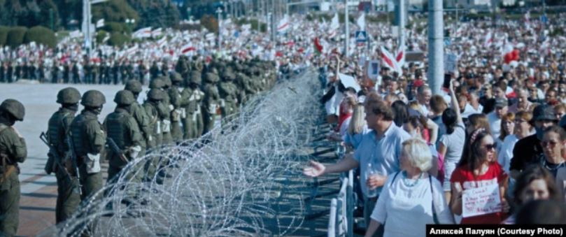 Кадры з фільму «Сьмеласьць» ( «Courage») пра пратэсты ў Беларусі.