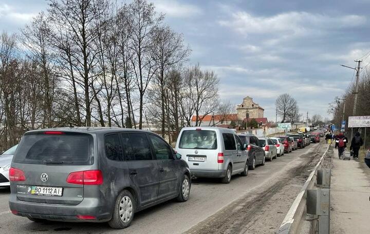Хвост очереди машин, стоящих в украинском городке Рава-Русская по дороге в Польшу. Фото: Zerkalo.io