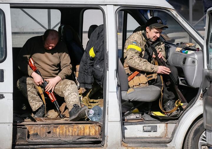 Бойцы украинской территориальной обороны. 28 февраля 2022 года. Фото: Reuters