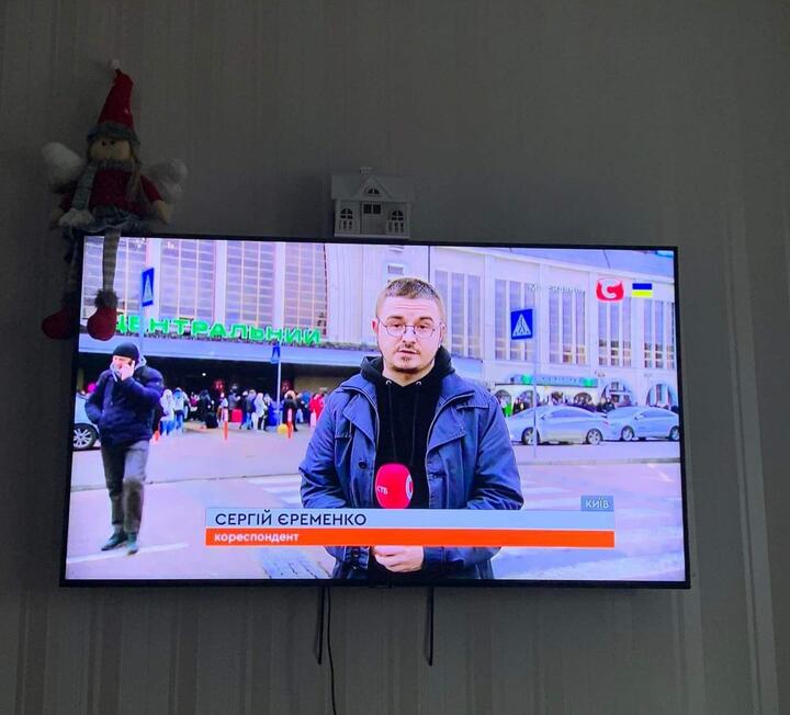 Выйти на работу в «Вікна Новини» Сергей должен был только 7 марта — за несколько дней до начала войны ушел с предыдущего места работы. Но 24 февраля позвонил шеф-редактору, спросил, нужна ли помощь. Ответ был: нужна. Фото: Facebook