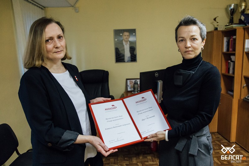Ірына Леўшына і Ірына Слаўнікава падчас уручэння прэміі імя Алеся Ліпая «гонар журналістыкі» журналісткам «Белсата» – Кацярыне Андрэевай і Дар’і Чульцовай. Фота: Цімафей Котаў / Белсат