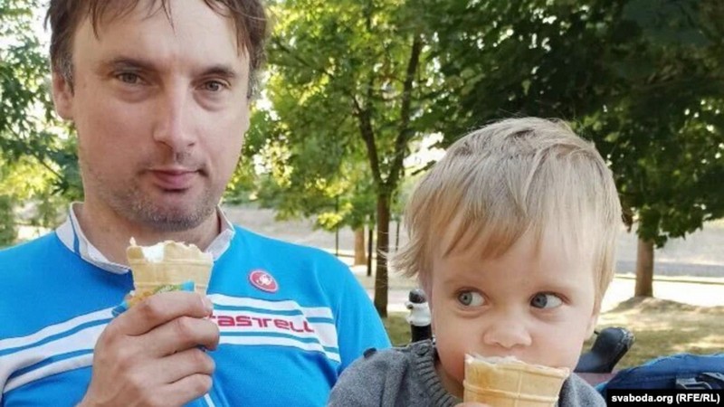 Андрэй Кузьнечык з сынам наа лецішчы