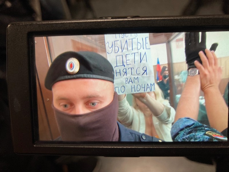 На плакате Марины Овсянниковой, который она успела развернуть во время суда в «аквариуме», было написано: «Пусть убитые дети снятся вам по ночам».