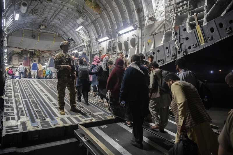 Эвакуация граждан Афганистана на военном борте C-17 Globemaster III в аэропорте Кабула, 22 августа 2021 года. Фото: MSgt. Donald R. Allen / U.S. Air Force / AP