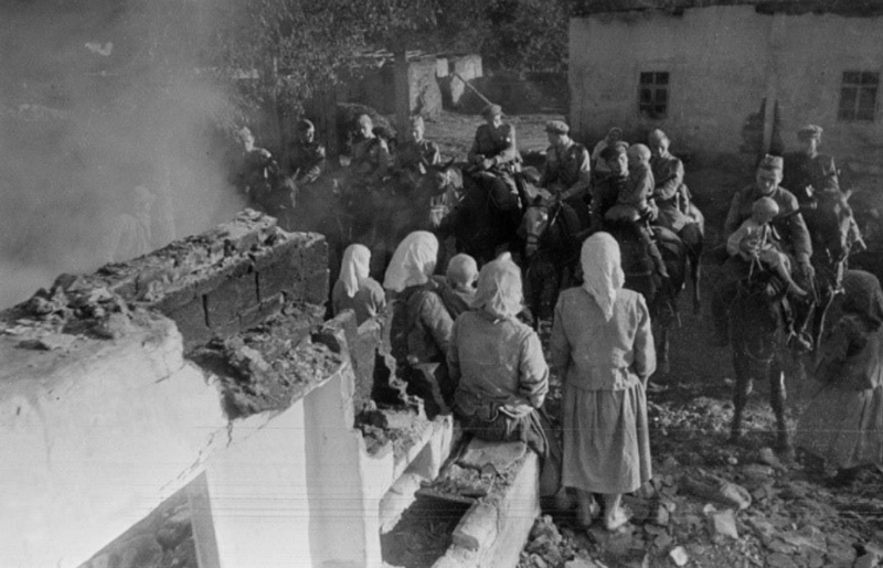 Конники 1-го Белорусского фронта в освобожденной деревне. 1944 год. Источник фото: Военный альбом