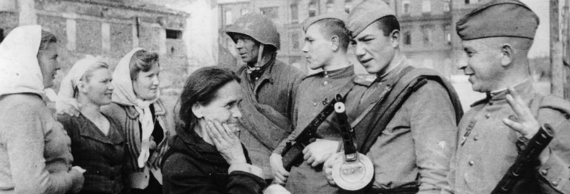 Жительницы Витебска встречают бойцов Красной Армии. 1944 год. Источник фото: vitebsk.biz