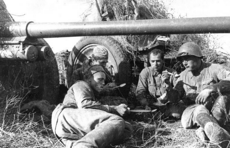 Советские артиллеристы обедают возле 76-мм дивизионных орудий Ф-22 на Западном фронте. Источник фото: russiainphoto.ru