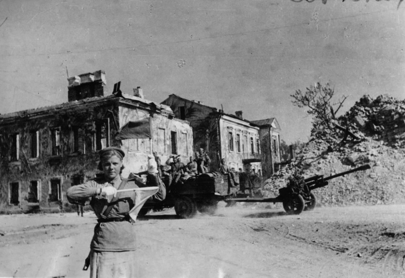 Советская регулировщица на Корпусной площади (ныне площадь Свободы) освобожденного города Полоцк. Груда камней справа — все, что осталось от Доминиканского костела. 1944 год. Источник фото: Военный альбом