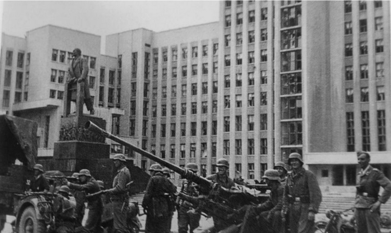 Расчет немецкого 37-мм зенитного орудия Flak 37 перед Домом Правительства в оккупированном Минске. 1941 год. Источник фото: pastvu.com