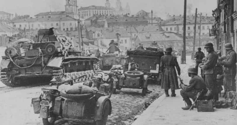 Колонна 12-й танковой дивизии вермахта на улице Троицкого предместья в Минске.
1941 год. Источник: www.nationaalarchief.nl