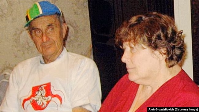 Анатоль Грузьдзіловіч разам са сваёй стрыечнай сястрой.