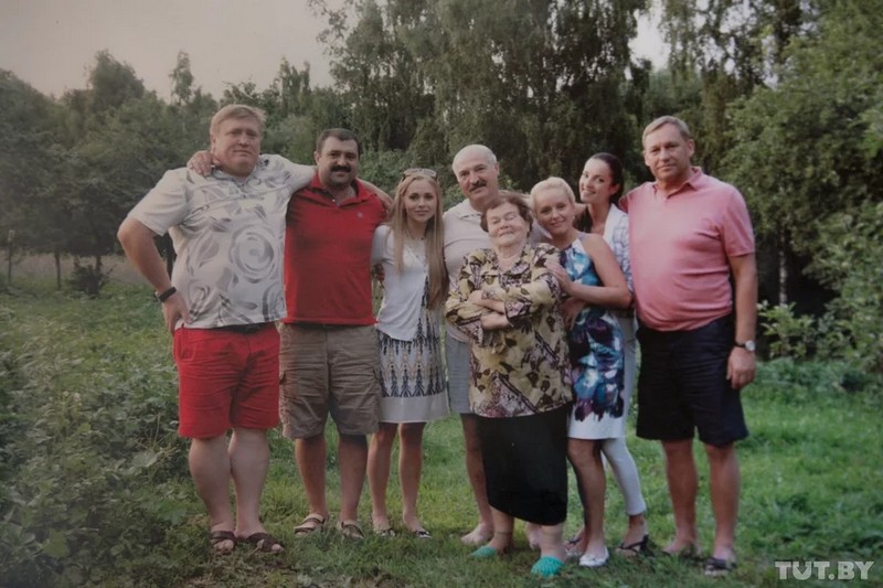 На здымку злева направа: бізнэсовец і былы кіраўнік Федэрацыі тэніса Беларусі Сяргей Цяцерын, Віктар Лукашэнка, спявачка Алена Ланская, Аляксандр Лукашэнка, Паліна Шуба, бізнэсовец і яшчэ адзін былы кіраўнік Федэрацыі тэніса Аляксандр Шакуцін, у пярэднім шэрагу — Алена Жаўняровіч і асабісты доктар Лукашэнкі Святлана Канашэнка. Крыніца: Tut.by