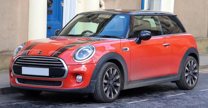 Mini Cooper 2019 чырвонага колеру — такі ж праз Сяргея Цяцерына падаравалі Паліне Шубе. Фота: Wikimedia Commons
