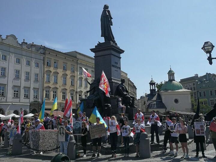 Свою солидарность с политзаключенными выразили и белорусы Кракова, 21 мая 2023 года. Фото: ПЦ «Вясна»