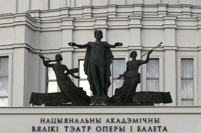 Паліна Шуба ў вобразе грэцкай музы трагедыі Мельпамены — злева
