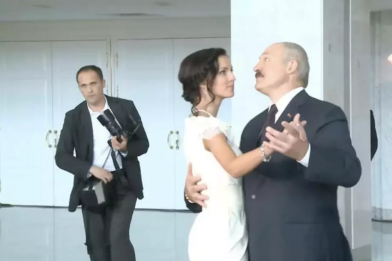 Аляксандр Лукашэнка і Паліна Шуба на рэспубліканскім балі — 2011. Скрыншот відэа БелТА