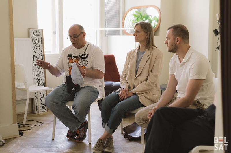 Панэльная дыскусія «Палітзняволеныя ў Беларусі для беларусаў і беларусак, сусвету, праваабаронцаў і СМІ». На здымку – блогер і былы палітычны зняволены Аляксандр Кабанаў, праваабаронца з ініцыятывы Politzek.me Іна Каваленак і журналіст «Белсату» і «Радыё Ўнэт» Раман Усцінаў. Варшава, Польшча. 11 чэрвеня 2023 года. Фота: Міра Ляселішская / Белсат