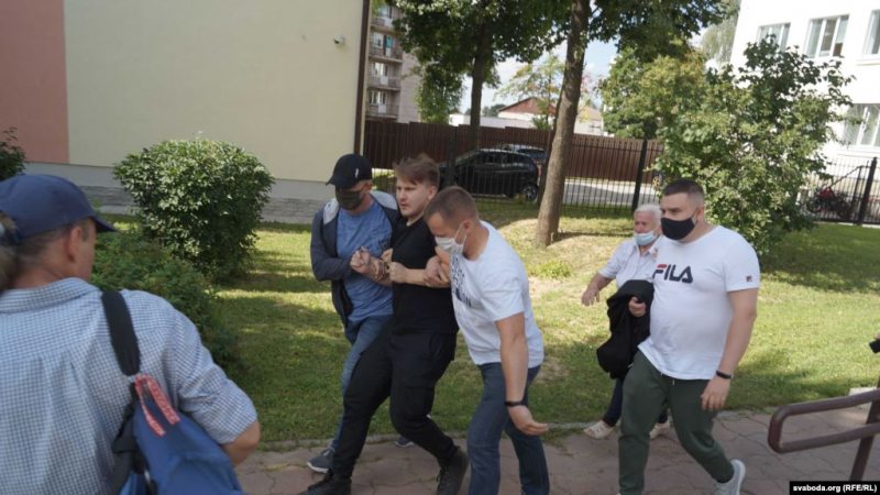 Затрыманне Алеся Буракова. Фота: "Радыё Свабода"