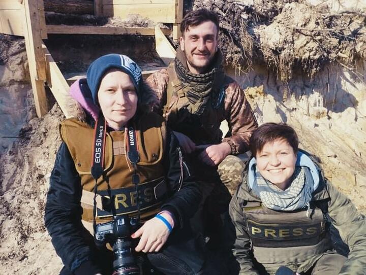 Журналистка Евгения Кытаива (справа) вместе с коллегой на работе после нападения России. Фото: Facebook
