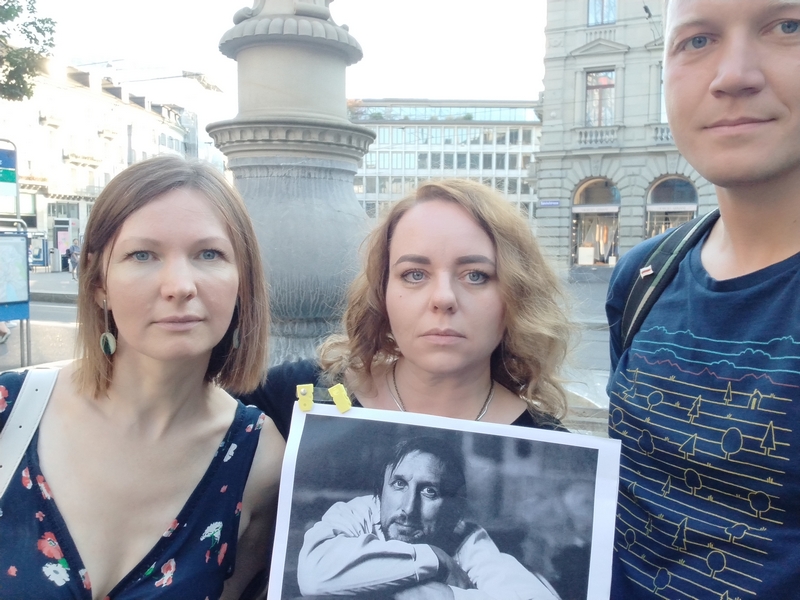 Вольга Класкоўская (у цэнтры) разам з былымі палітвязнямі Ганнай Баран і Іванам Андрушойцем у Швейцарыі. Вольга трымае ў руках здымак памерлага ў турме мастака і палітвязня Алеся Пушкіна. Фота для публікацыі перадала рэдакцыі Белсату Вольга Класкоўская.