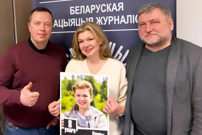 Deputy Chairman of the Belarusian Association of Journalists Barys Haretsky, former political prisoner journalist Ksenia Lutskina and Chairman of the Belarusian Association of Journalists Andrei Bastunets on the first day after the journalist's evacuation from Belarus