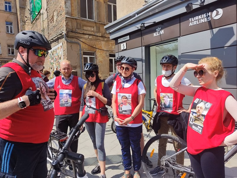 “Riding for our people”: Solidarity bike ride for imprisoned journalists held in Vilnius